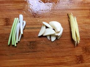 姜片切丝，大蒜切片，葱白切段