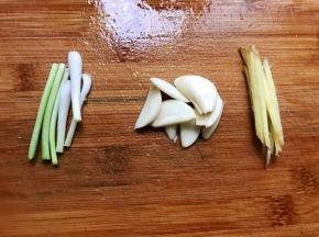 姜片切丝，大蒜切片，葱白切段