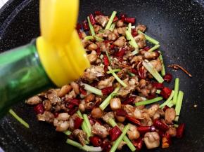 烹入少许的醋，香味马上扑鼻而来哦