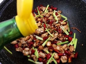 烹入少许的醋，香味马上扑鼻而来哦