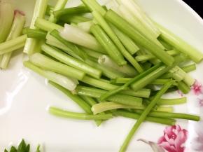 香芹摘去叶子切成段备用