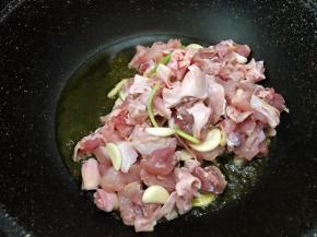 油温7层热加入腌制好的兔丁