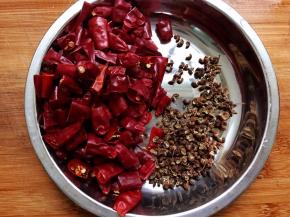 干花椒抓一小把（我的花椒是妈妈自己晒的非常麻，所以我放的少）