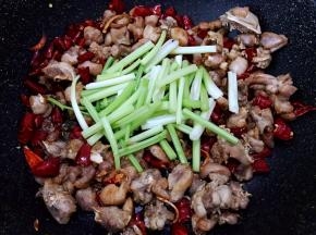 加入香芹段，翻炒至芹菜微微变软后开始最后调味