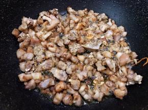 兔丁成焦黄色即可