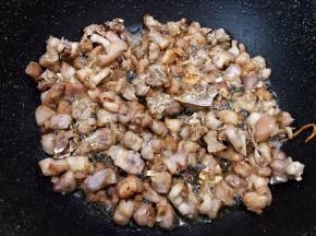 兔丁成焦黄色即可