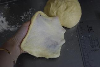 揉至面团可以扯出薄膜即可