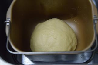 整形放入面包桶中，启动发酵功能进行发酵