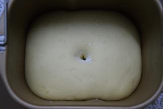 食指粘面粉插入发酵好的面团中，面团不回缩即说明发酵完成