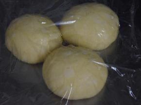 压出大气泡，分成三等份后盖上保鲜膜醒发二十分钟