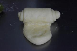 擀成长舌头，再朝一个方向卷起来