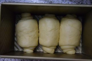 依次放入吐司盒中