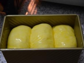 发至八分满的时候刷上蛋液