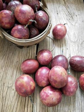 趁百香果上市多买一些。