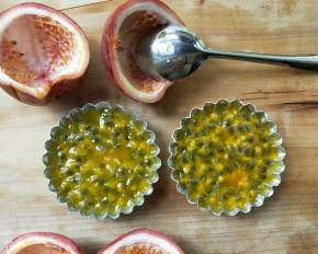 用勺子把果肉挖到准备好的容器中，可以硅胶小模具，可以蛋挞托。