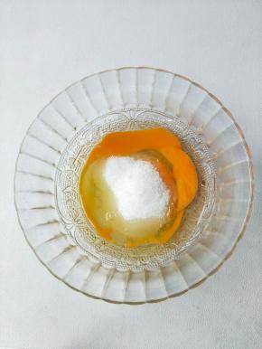 牛奶中加入细砂糖。