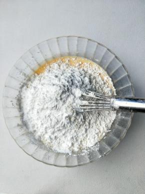 再筛入面粉，泡打粉，玉米淀粉。