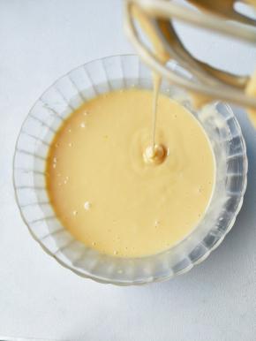 然后加入玉米油，搅拌至顺滑状态。