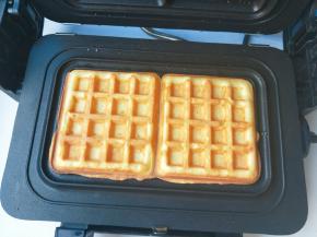 揭开盖子，华夫饼做好了。