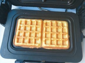 揭开盖子，华夫饼做好了。