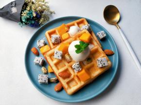 在烤好的华夫饼上，加入你喜欢的水果，坚果，冰激凌，酸奶都可以的，想怎么搭配就怎么搭配。