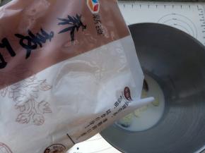 把主面团除黄油和盐以外的其它材料与中种面团（中种面团用刮片切成小块）一起放入厨师机里揉。