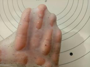 直到揉出手膜。揉好的面团盖保鲜膜26度左右进行一发(一发温度不要超过28度) 。