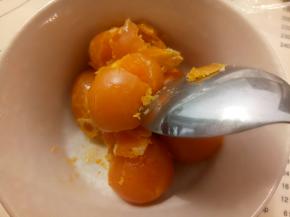 蛋黄蒸熟压碎备用。