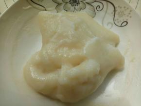 麻薯部分:黄油，糖，牛奶放入小锅里小火加热，化开后离火，加入混合好的糯米粉和木薯粉拌匀。倒入一个深约2cm左右的盘子里。上锅蒸熟(大概15分钟左右)