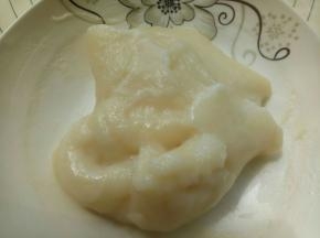 麻薯部分:黄油，糖，牛奶放入小锅里小火加热，化开后离火，加入混合好的糯米粉和木薯粉拌匀。倒入一个深约2cm左右的盘子里。上锅蒸熟(大概15分钟左右)