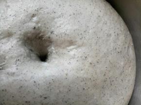 大概50-60分钟左右，用手指粘面粉在面团中间戳个洞，不回缩，不塌陷就发好了。