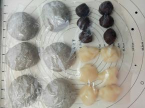 剩下的面团平均分成6份，揉圆盖保鲜膜松弛20分钟。麻薯和油豆沙都分成6份备用。