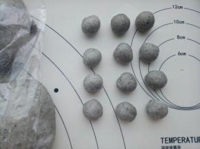 取出的面团分出来12个4克的小面团做耳朵。
