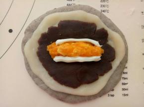 如图所示，像这样擀好包上。