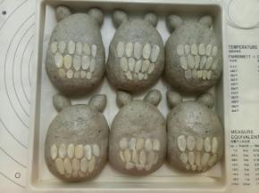 二发到位后，涮一点点水摆上杏仁片，烤箱200度预热好后放入，中层200度烤10分钟，转160度烤20分钟(中间注意上色情况，可适当加盖锡纸)