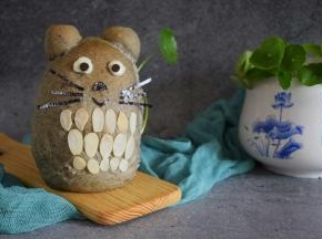 出炉后用沙拉酱和巧克力豆做眼睛，用海苔做鼻子、嘴和胡须(沙拉酱辅助粘贴)。
