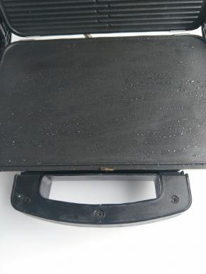 帕尼尼机加热刷上一层油。