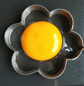 鸡蛋也提前煎好。