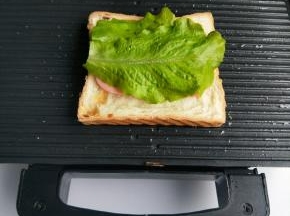 放入生菜。