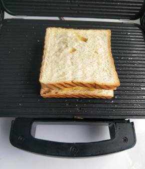 再盖上一片吐司。