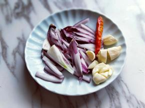 洋葱，大蒜去皮，切碎。