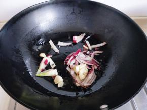 起油锅，加入切好的洋葱蒜煸炒。