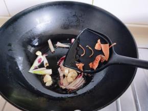 再加入八角，桂皮，花椒煸炒出香味。