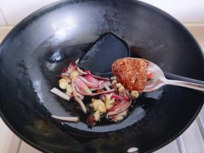 加入一勺豆瓣酱。