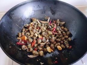 再把螺丝倒入锅中。