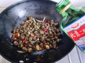 再加入白酒，可以去腥味，这样烧出来的螺丝不但没有腥味，肉质还比较嫩。