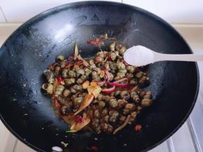 加入盐，这道菜不能特别清淡，否则烧出来淋干的肉质没有味道。