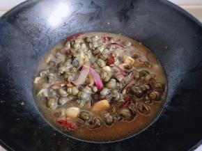 加入少许开水，将螺丝烧熟即可出锅。