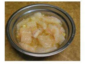 切块后的鱼肉放入碗里加入蛋清、黑椒碎、蒜盐、生粉拌匀腌20分钟