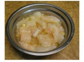 切块后的鱼肉放入碗里加入蛋清、黑椒碎、蒜盐、生粉拌匀腌20分钟
